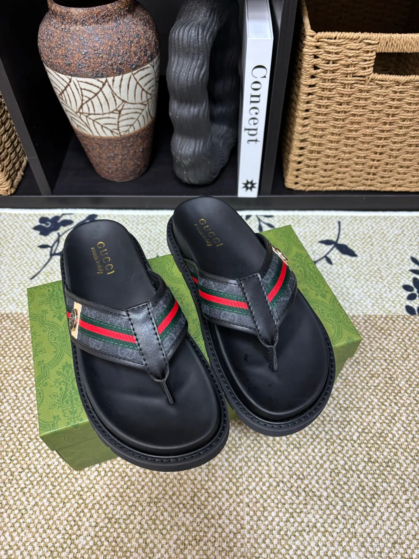 Factory 💰 300 yuan Gucci slippers] high-end men's shoes brand official website 1:1 latest masterpiece: original mold customization, the fabric is made of imported original materials, upgraded outsole, lighter and non-slip. The market's top quality, simple yet tasteful, a must-have for fashionistas, fashionable at your feet, full of confidence, the same style at the counter 👍The season of summer slippers is here. Code: 38-45 (45 customized)